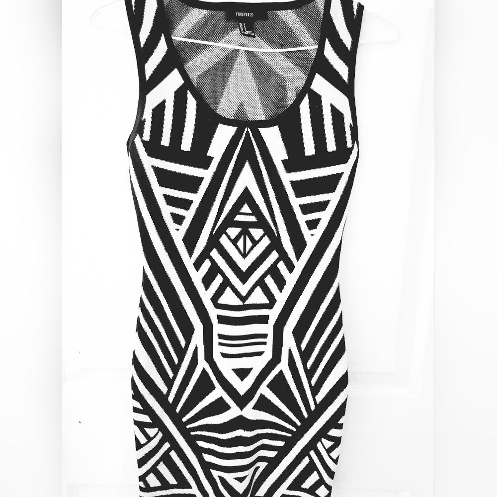 Sleevless graphic print dress